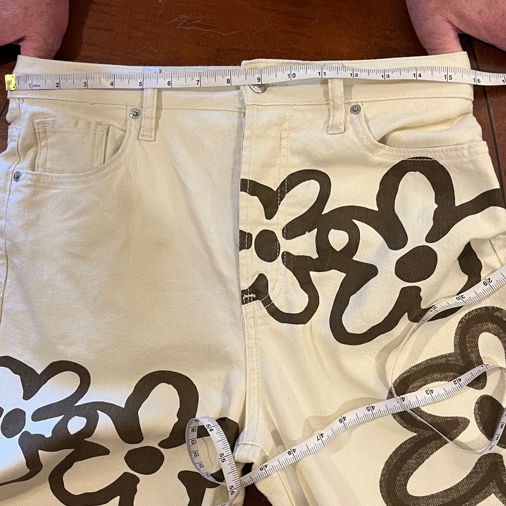 Floral print boyfriend jeans. Straight leg High rise Cream, brown. Cotton. 9/ 29 - Picture 7 of 12